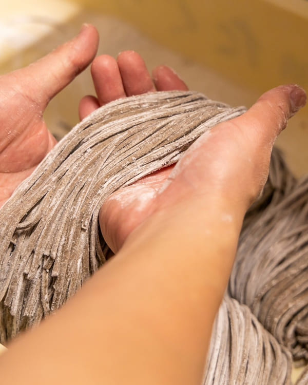 太きりそばは、職人が店内製麺場で毎日丁寧につくる