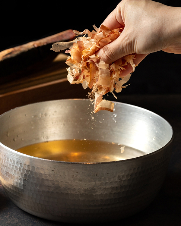 芳醇な香りが漂う 厳選素材のお出汁